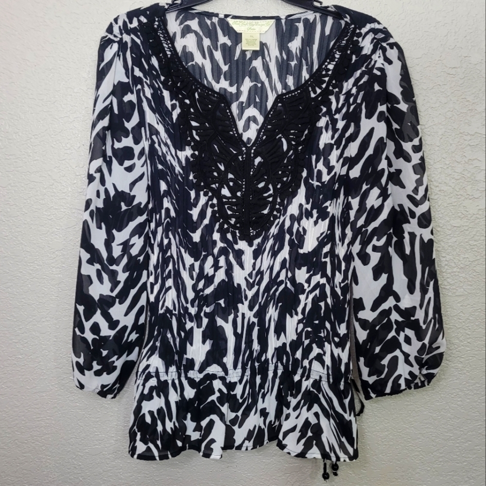 Black and White New York City Design Co. Petite PXL Blouse